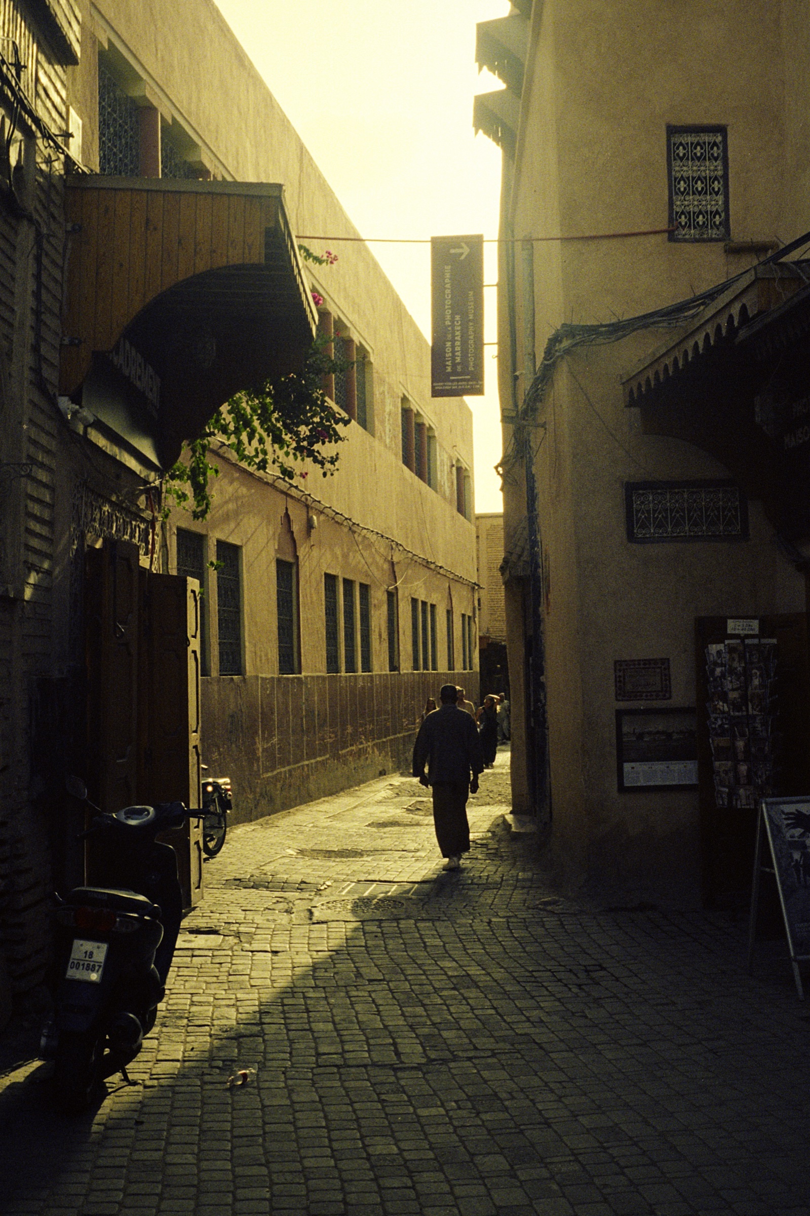 9855-32 — 35mm film photograph shot on Leica M6 with Kodak UltraMax 400